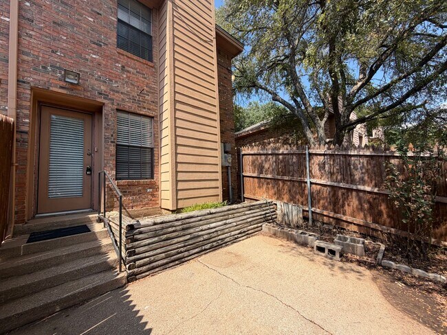 Building Photo - 7417 Kingswood Dr