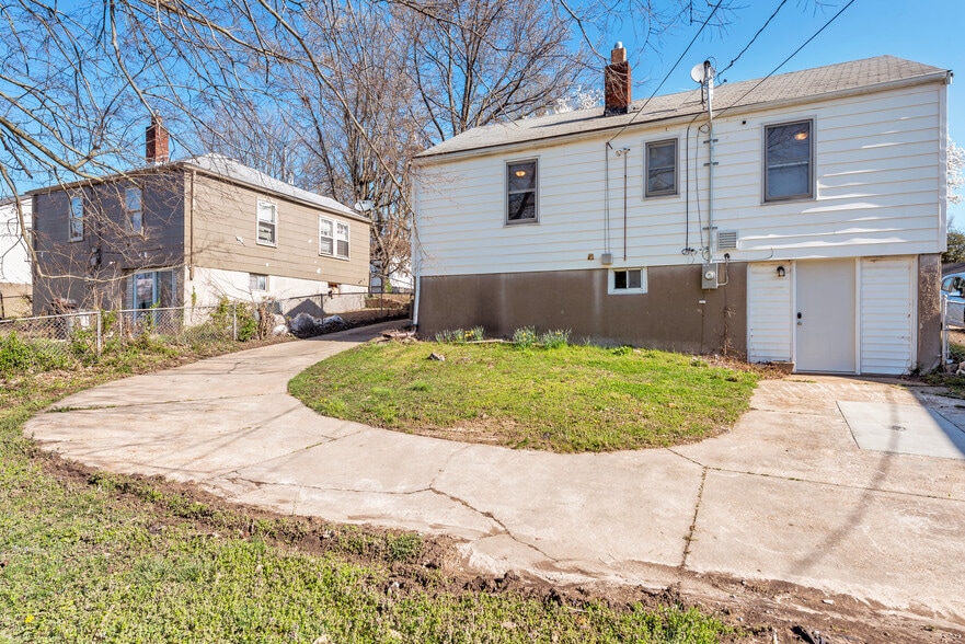 Building Photo - 7120 Roslyn Dr