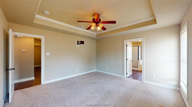 Building Photo - 3925 Devrne Dr