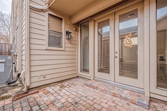 Building Photo - 2527 Potomac Dr