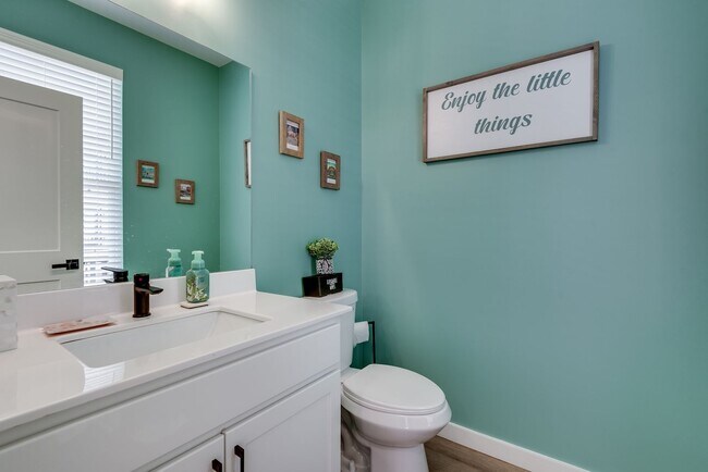 Building Photo - Gorgeous 3/3.5 Townhome Minutes From Downt...