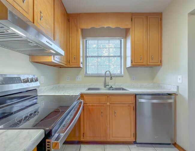 Building Photo - 1104 Greentree Ct