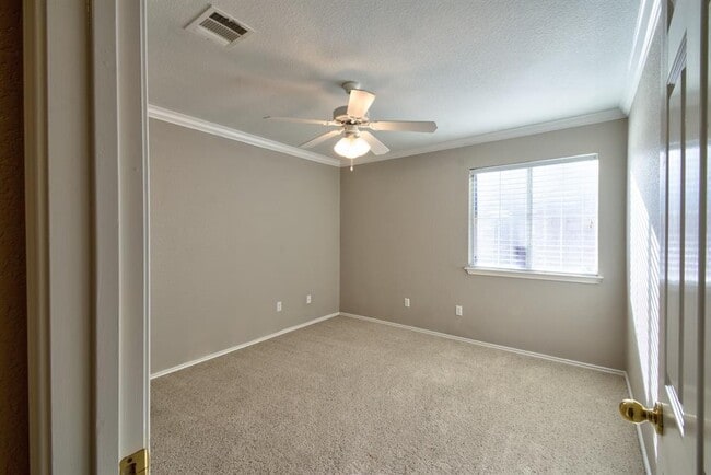 Building Photo - 10700 Beard Ave