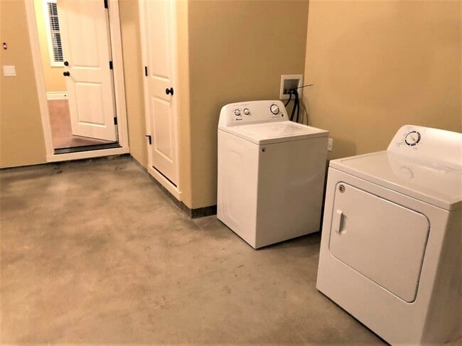 Building Photo - 4 Bed 4 bath Close to OSU