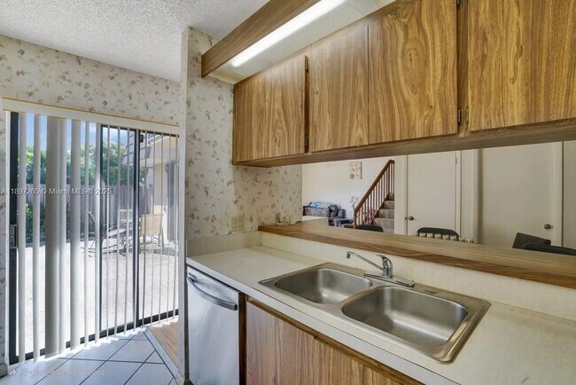 Building Photo - 629 6th Way