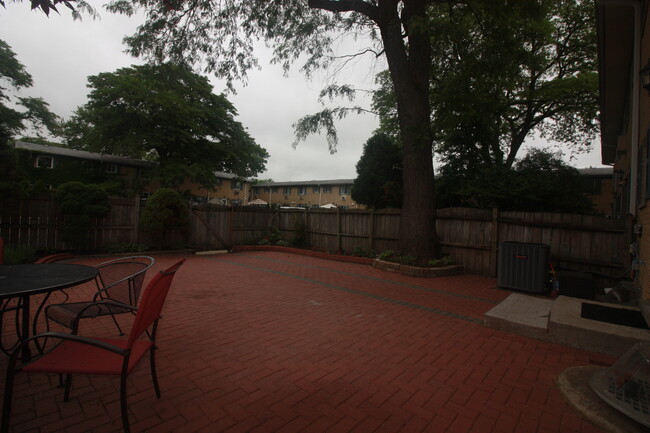 Building Photo - 1624 Greenwood Rd