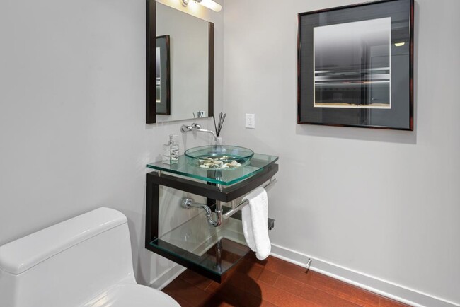 Building Photo - Madison Tower & Hotel 1000 - 1 bedroom + den