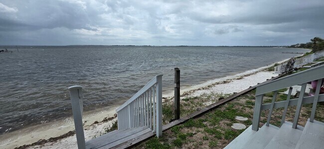 Building Photo - Here is your 3bed/3bath home on the water!