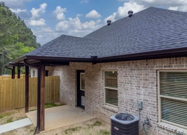 Building Photo - 2112 Oak Hollow St