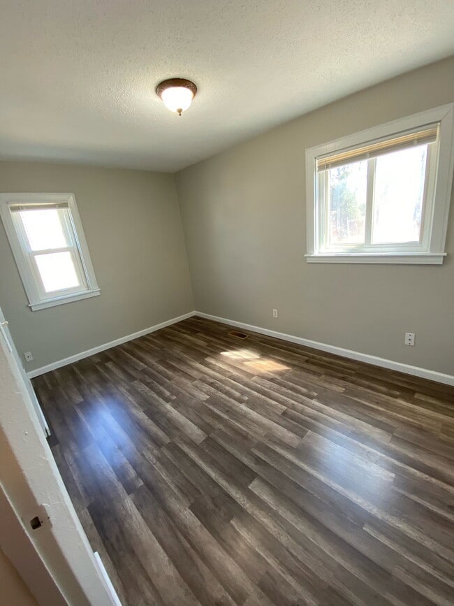 Building Photo - 7 Briarcliff Dr