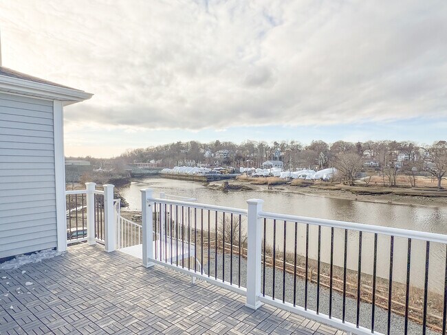 Building Photo - 194 Commercial St