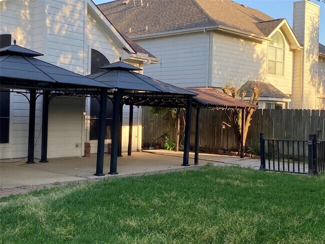 Building Photo - 2114 Winding Hollow Dr