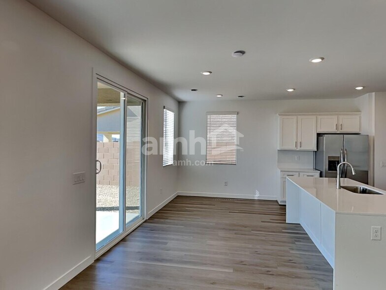 Building Photo - 6143 W Calle Lingo