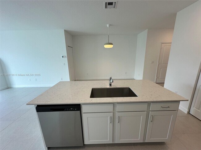 Building Photo - 402 SE Crossoak Ln