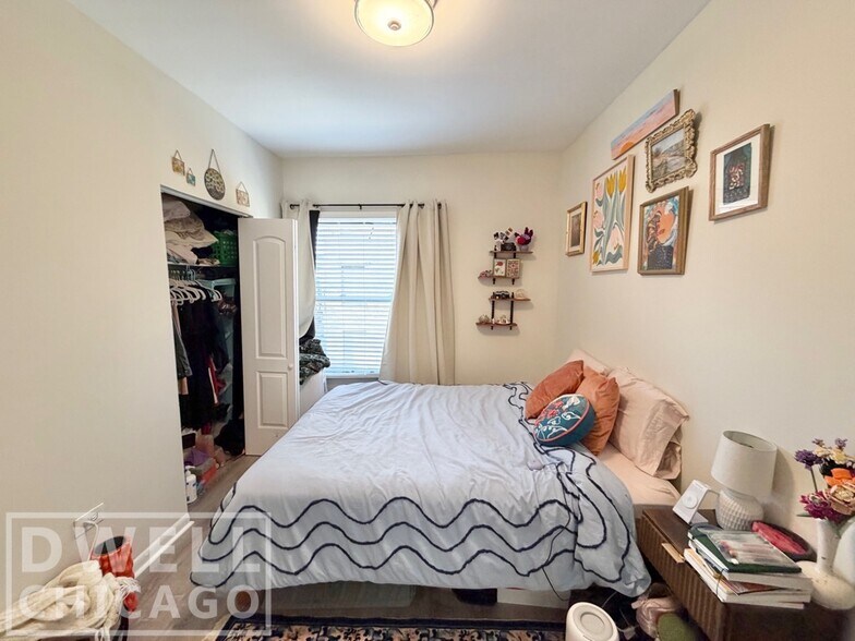 Building Photo - 730 W Roscoe St