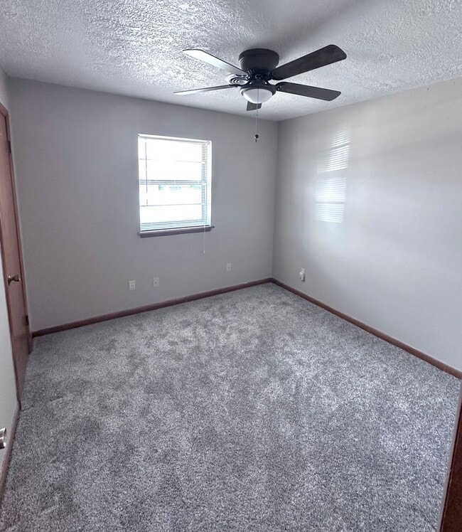 Building Photo - 3-bed 1-bath 1-car Single Family near