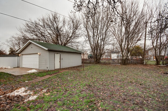 Building Photo - 811 John St