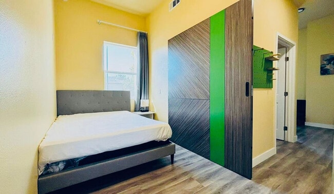 Building Photo - 4094 Hamilton Ave