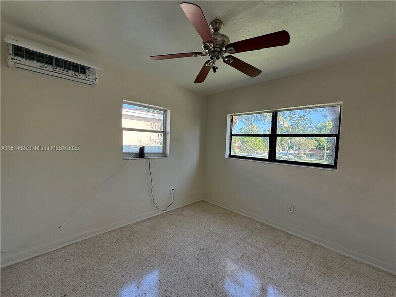 Building Photo - 1141 NE 154th Ter