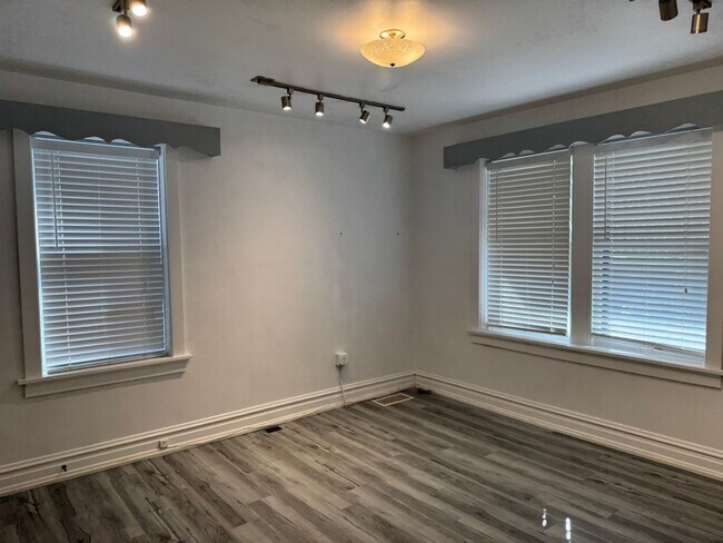 Building Photo - 5839 Hampton Ave