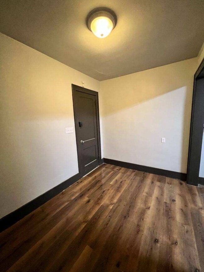Building Photo - Duplex Long Term