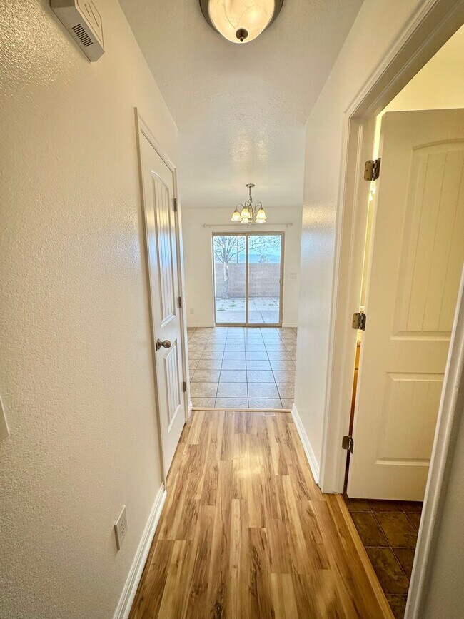 Building Photo - 3 Bedroom End Unit Townhome!