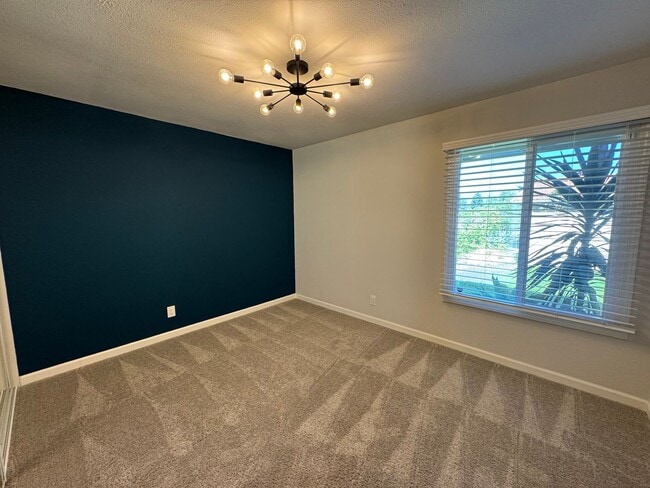 Building Photo - Beautiful Modern 3BD/2BA Home with AC & Pr...