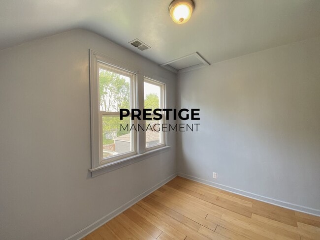 Building Photo - Spacious 2BD Apartment With Den