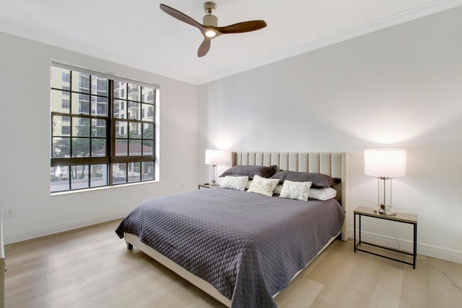 Building Photo - 801 S Olive Ave