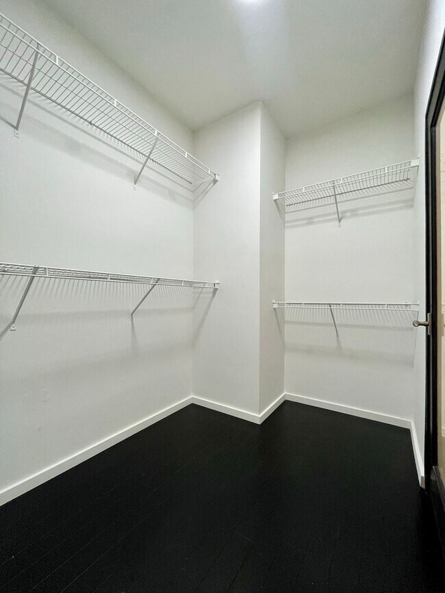 Building Photo - Spacious 2 Bedroom 2 Bath Condo in West LA