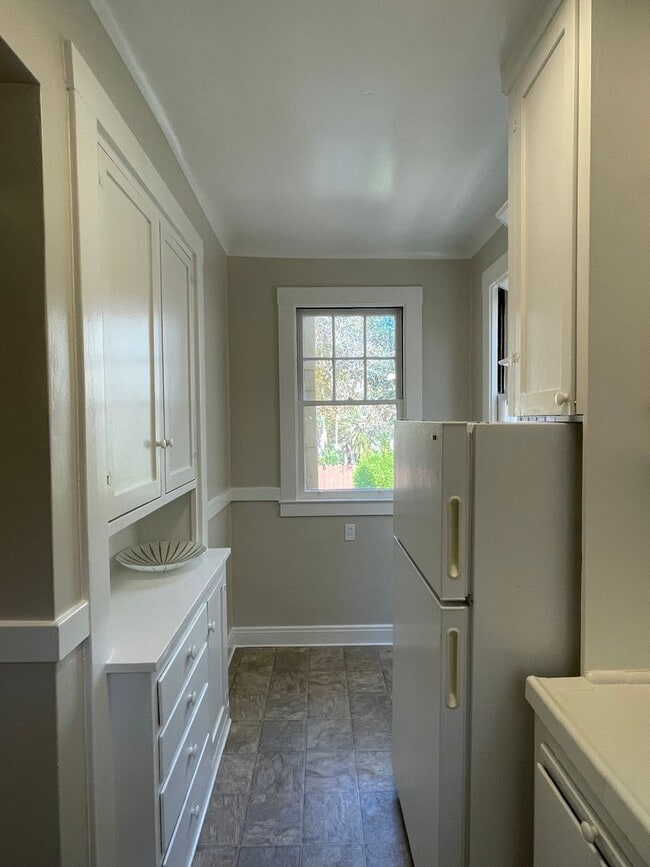 Building Photo - North side, quiet and spacious one bedroom is walking distance to the north side of the UC Berkel...