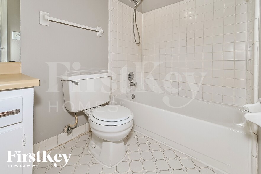 Building Photo - 6702 Valley Park Dr