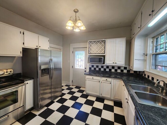 Building Photo - 1/2 Off First Months Rent for Qualifying Applicants.