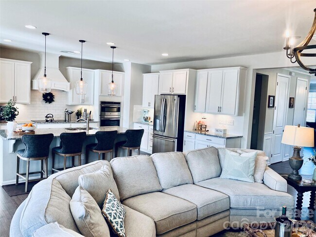 Building Photo - 8634 Shadetree St