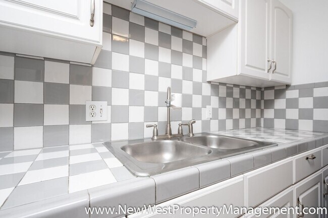 Building Photo - Charming Golden Hill 1-Bedroom, Available Now!