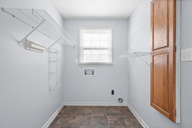 Building Photo - Pet Friendly Three Bedroom in Sango!