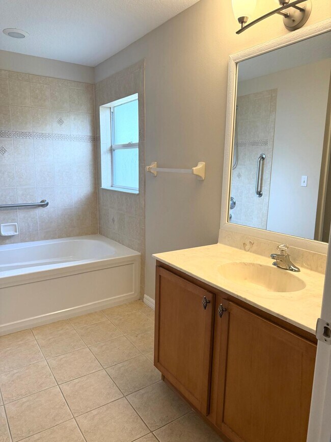 Building Photo - 549 SW Prater Ave