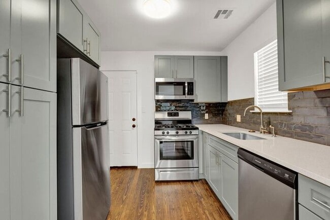 Building Photo - Charming 2 Bed / 1 Bath Home – Convenient ...
