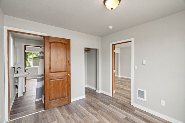 Building Photo - 207 N Alder St
