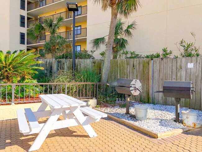 Building Photo - 8817 S Thomas Dr