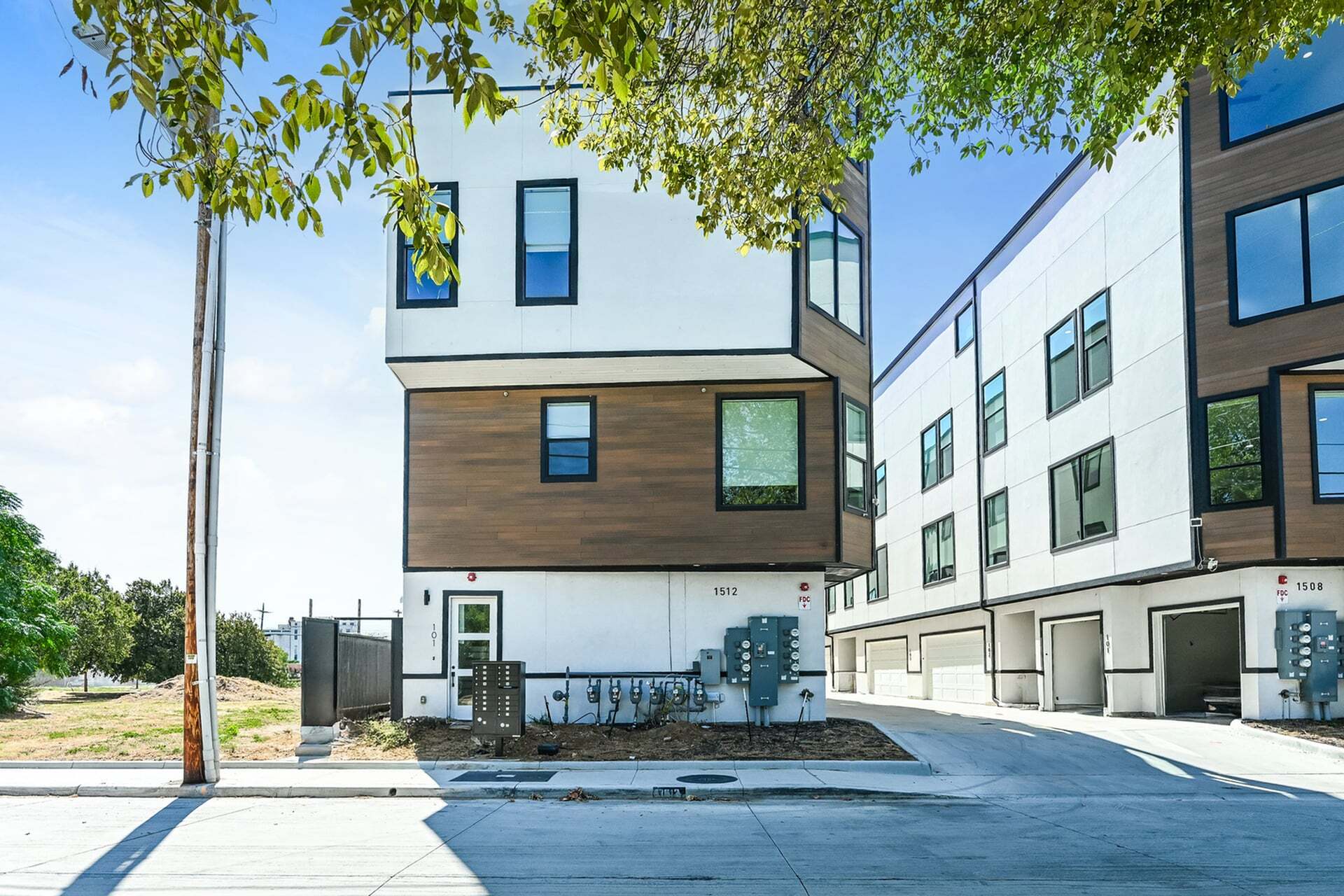 000-photo-front-view-15643134 - Seegar Townhomes