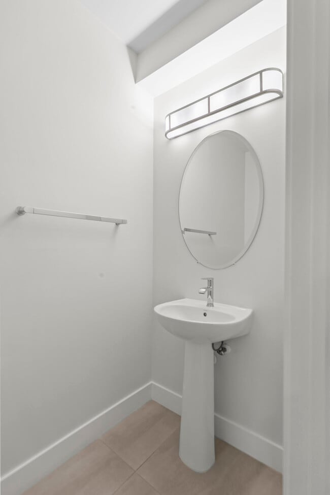 Building Photo - 625 NE 22nd Dr