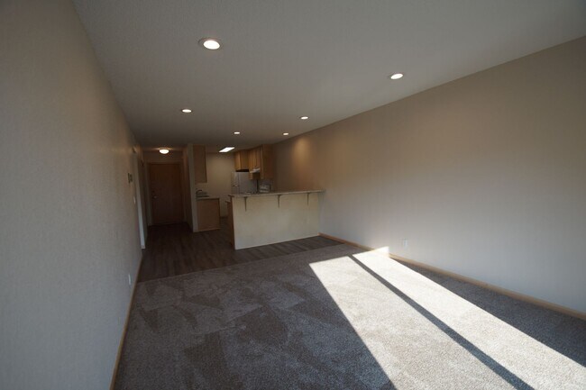 Building Photo - Newly Renovated Top-Floor One-Bedroom with East-Facing Balcony