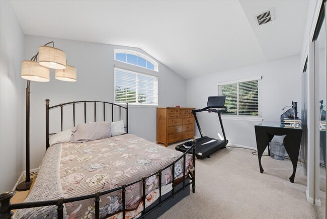 Building Photo - Stunning Mundelein Home on a Quiet Cul-de-Sac with Pond Views
