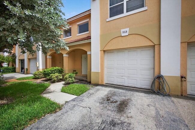 Building Photo - 513 Talia Cir