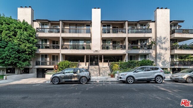 Building Photo - 723 Westmount Dr