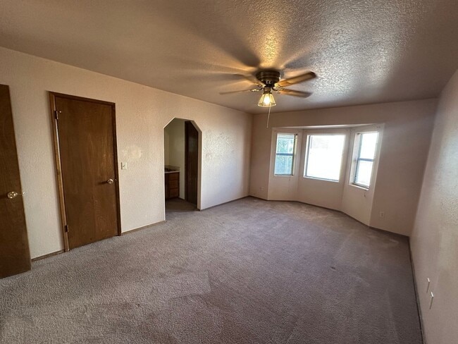 Building Photo - Cute 2 bedroom, 2 bathroom home with firep...