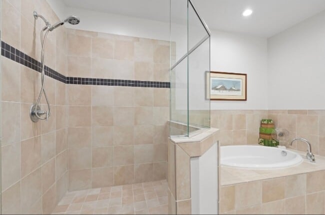 Building Photo - Centerpointe- Urban luxury living!!