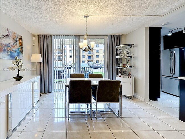 Building Photo - 9350 Fontainebleau Blvd
