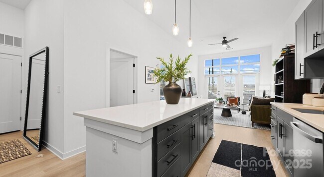 Building Photo - 704 W Tremont Ave